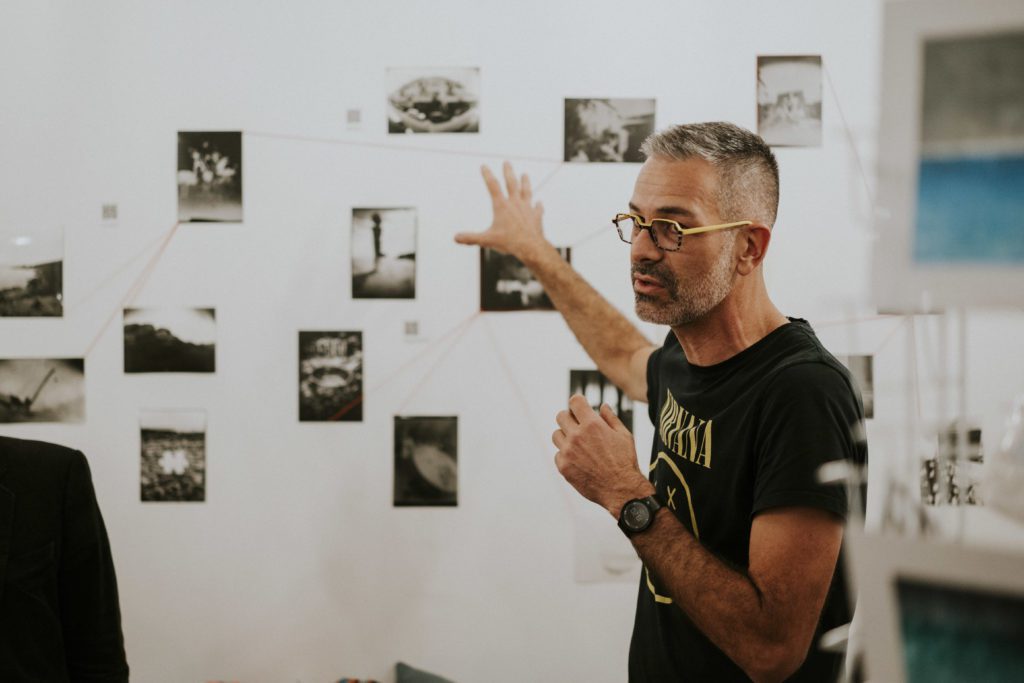 Image d'un membre de la Galerie Baam Lorient pendant le vernissage d'une exposition