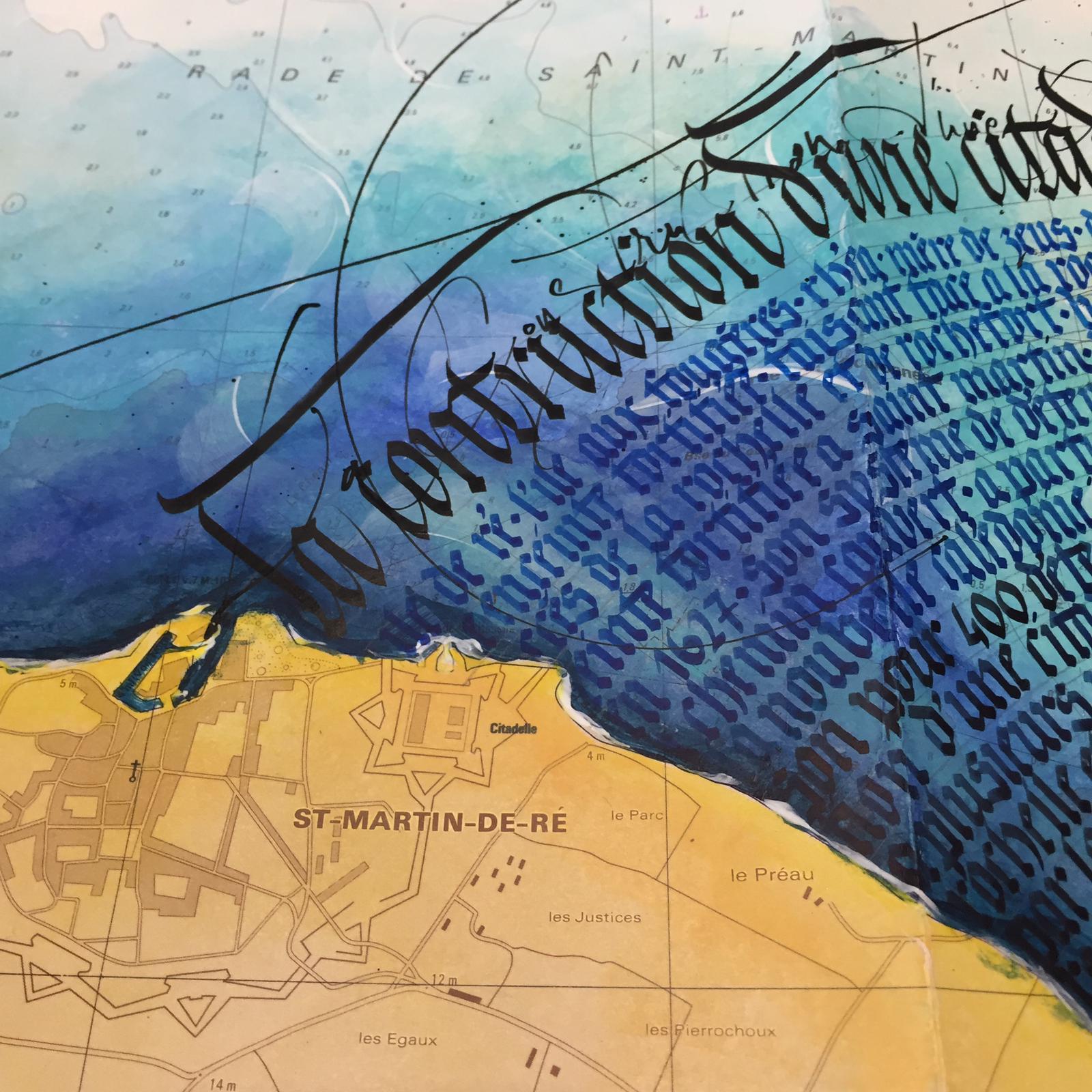 Visuel extrait de l'exposition Les Horizons du Monde à la cité de la voile dans le cadre du festival des aventuriers de la mer. Calligraphie à l'encre de chine sur carte marine par mélanie GRIFFON, artiste au sein du collectif Baam.